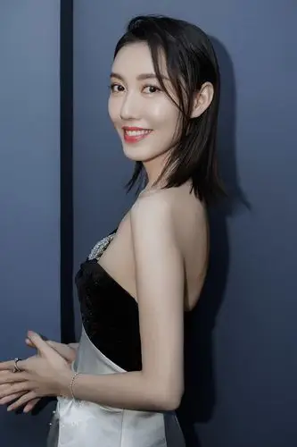 高露优雅知性添性感曳地长裙衬托纤美身姿