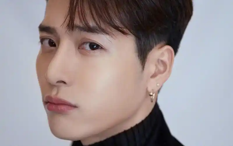 时尚潮流男孩王嘉尔帅气黑色西装迷人写真,港台明星-回车桌面