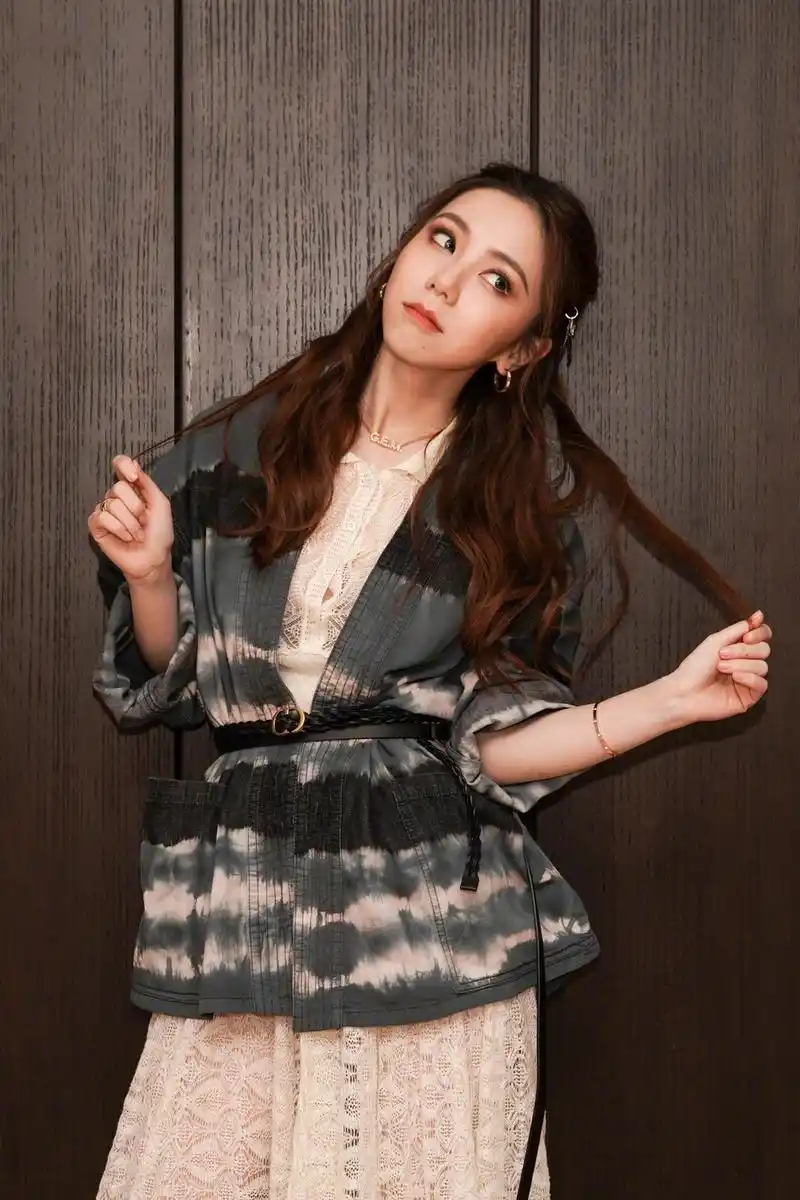 邓紫棋穿白色蕾丝长裙尽显优雅女神范