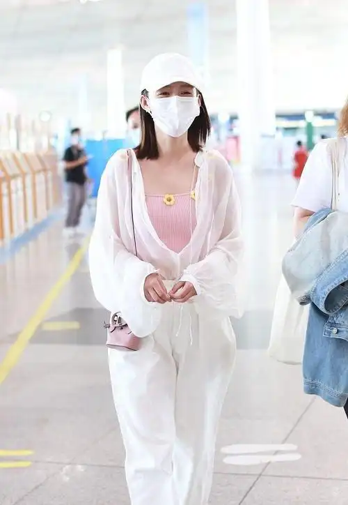 李沁的夏季穿搭真是清凉还显瘦高挑看着少女感十足