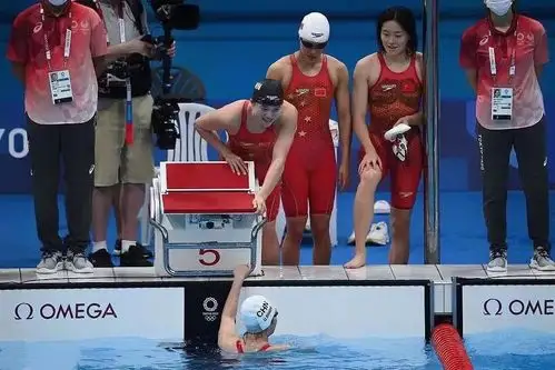 董洁随中国游泳队在女子4x200米自由泳接力夺冠