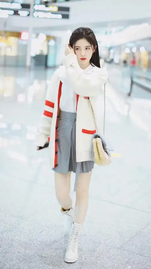 159cm鞠婧祎穿短裙走机场网友腿不冷吗