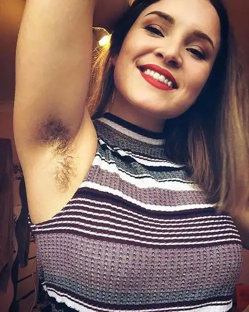 女性露腋毛有耻一群女人脱掉外套大胆露出腋下毛发