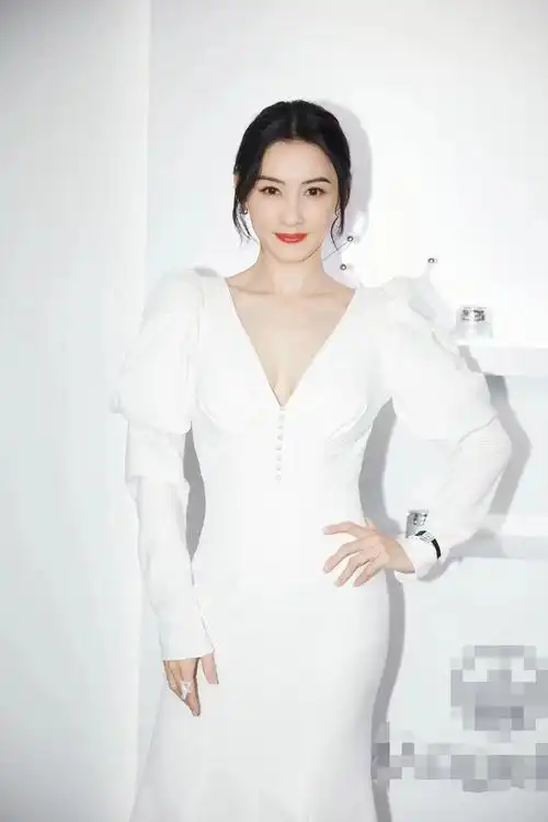 张柏芝纯白连衣裙造型公开 修身裁剪凸显曼妙曲线