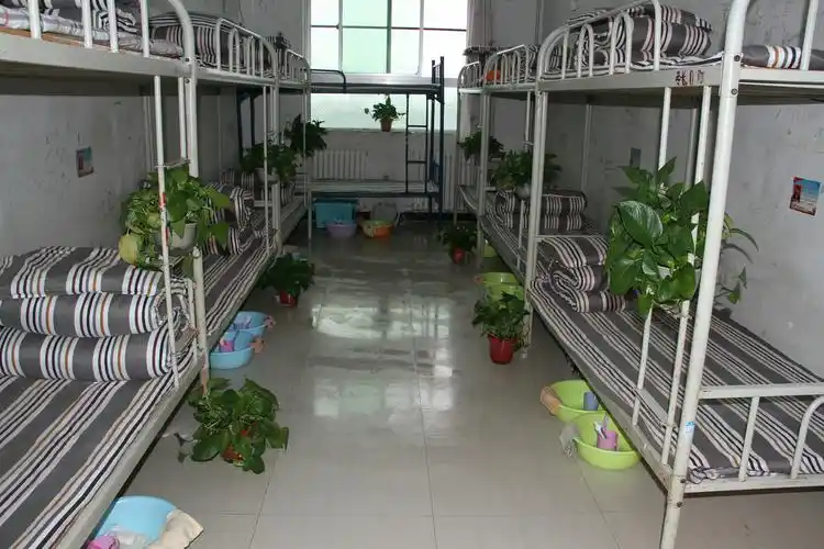 携手搭建爱的家园――实验初中温馨宿舍评比活动