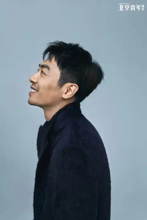 朱亚文杂志新封发布 温暖笑容松弛感十足