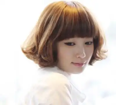 染成棕色的蓬松的短卷发加上厚齐刘海,显得甜美可爱