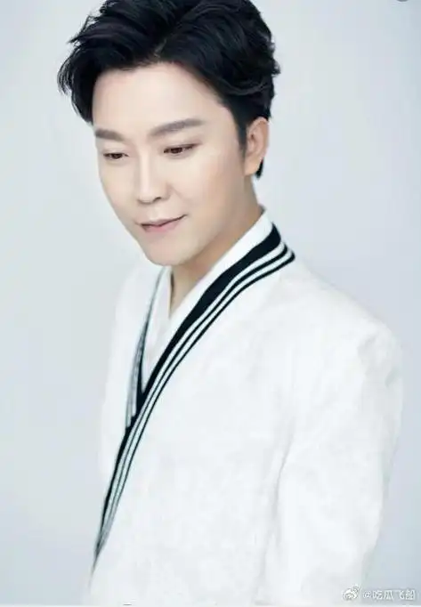 李玉刚,是一个以独特男性视角诠释女性舞台艺术的先驱者,他巧妙地将