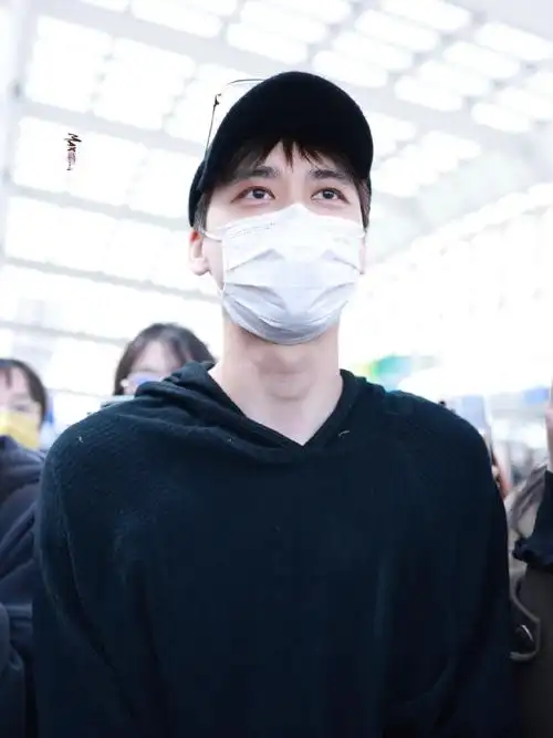 好看的人长得都很高清#嘿嘿嘿这不就来了 最新鲜的素颜大帅哥@李易