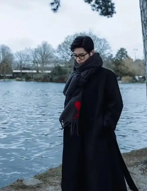 在湖边的清冷气氛,在巴黎街头被风吹起的发丝……肖战这通身艺术家的