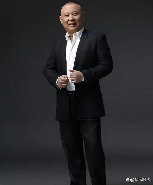 相声演员郭德纲拥有一副抗衰老的面容,年轻时曾被形容为"长相急了"