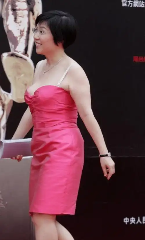 麦玲玲除了被媒体称为香港首屈一指的"玄学天后"外,现时仍还是tvb基本