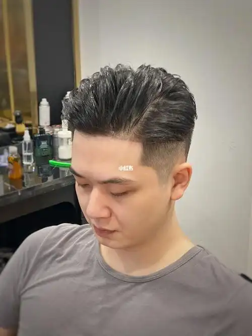 三七分侧背头是一款比较成熟的发型, 很适合成功的男人或者是成熟的