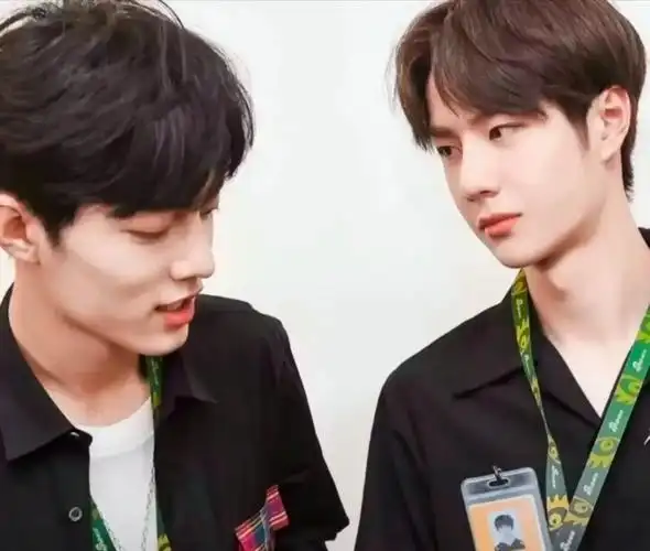 博君一肖 #王一博 #肖战 #一眼沦陷 有人拍照不看镜头～ - 抖音