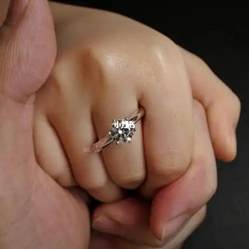 小朋友帮爸爸拍的首饰照片 97 1克拉 圆钻戒