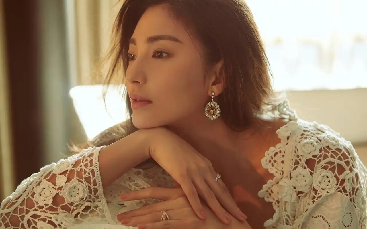 美女明星张雨绮桌面壁纸