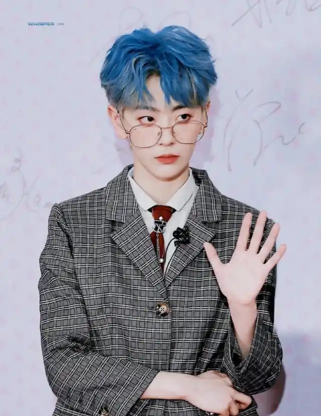 原创《创造营2020》最帅女生刘梦,黄色头发搭配蓝色短袖,满满少年感