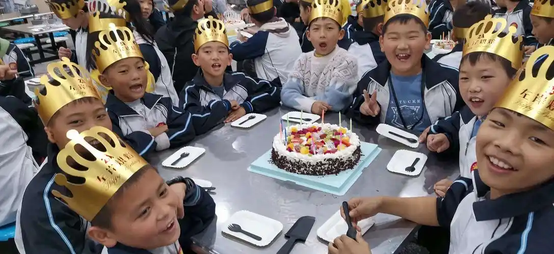 灿烂的笑脸,金色的童年------淮滨外国语学校小学生九月份集体生日