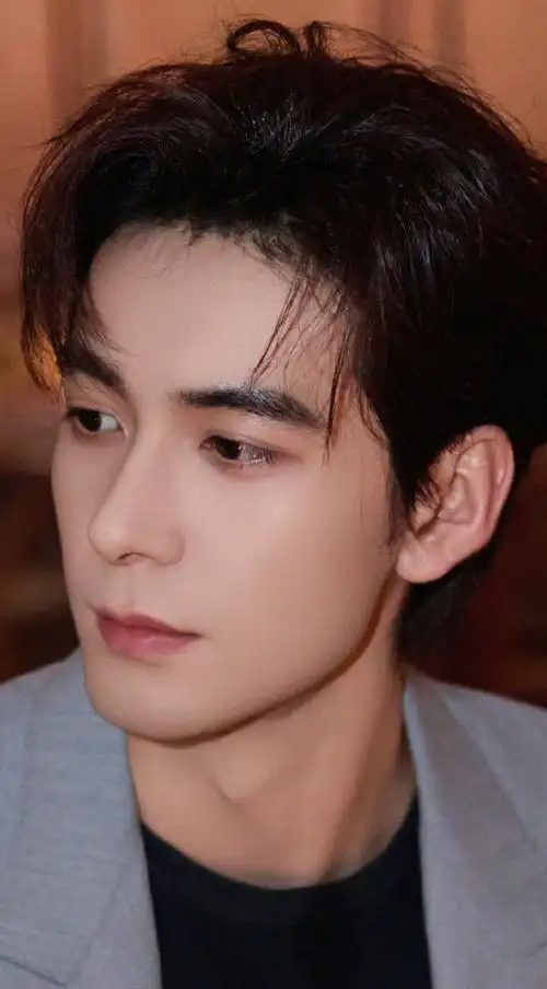 这个男人哪哪都长在我的心巴上,浓眉大眼长睫毛高鼻梁,还有福气满满的