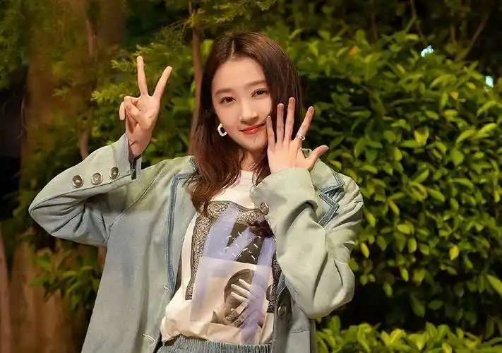 24岁关晓彤出美容院被拍,左手扶腰,左右张望,网友:怀了?