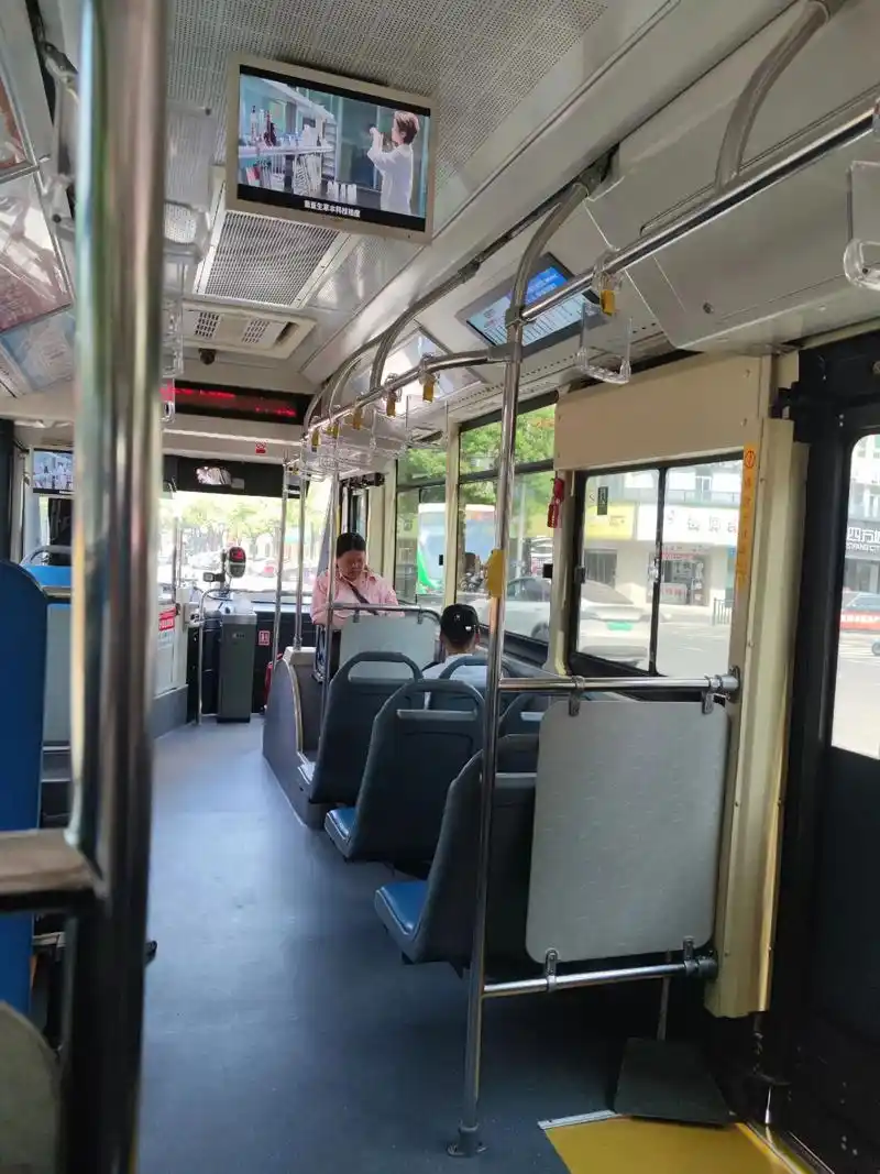 难得一次搭公交车出行,等公交车的时候,突然被一个老太太拍了一下肩膀