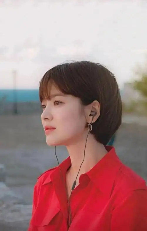 女性四十岁以后,尽量剪短发,这三款短发,能提升气质和减龄效果