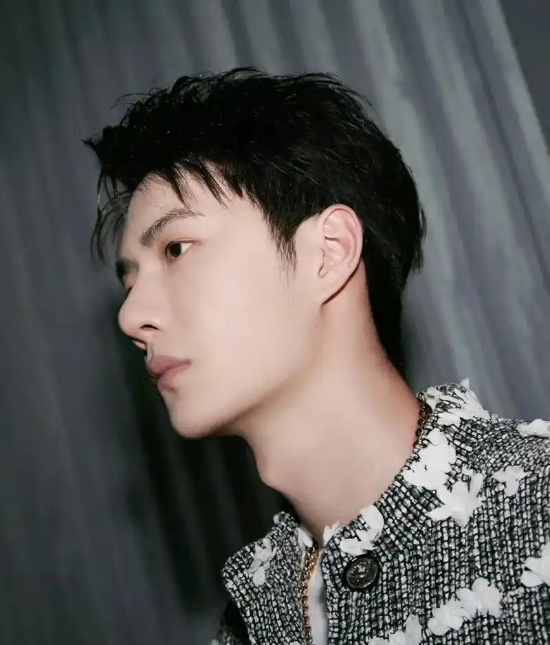 王一博 耶博侧脸喉结太性感啦99看的如此着迷#博君一肖 # - 抖音