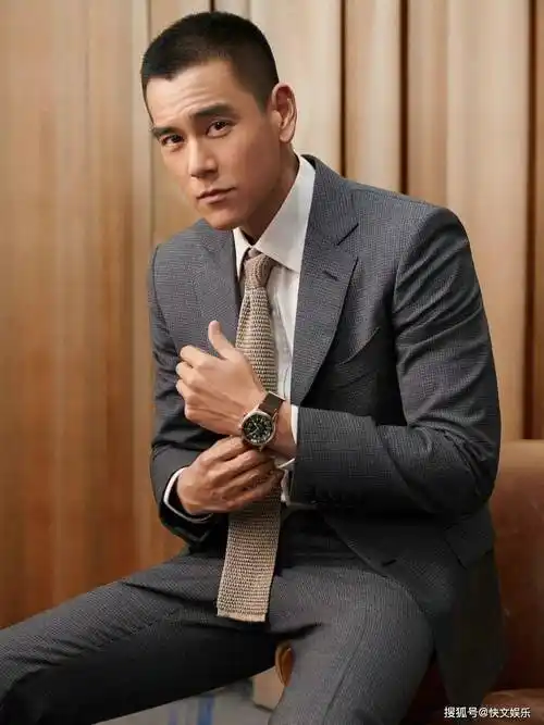 她的容貌清丽,气质出众,与彭于晏形成了鲜明的对比.