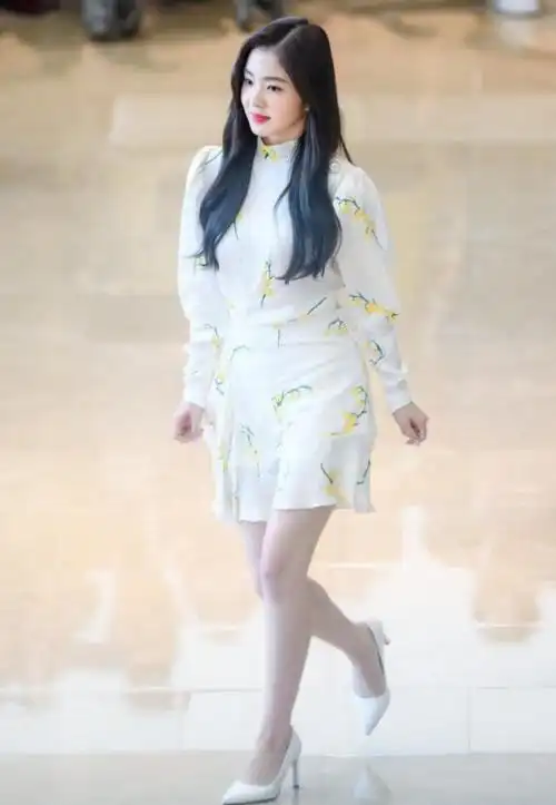 韩国神颜裴珠泫一袭白裙亮相肉呼呼的手臂好抢眼吃胖了