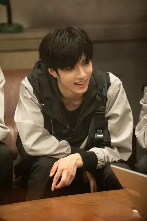 蹲下刘耀文神图,可以做墙头的那种,谢谢? - 知乎