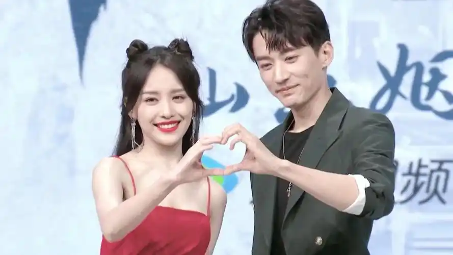 刘学义罗秋韵现场比心三连拍,这糖发的有点甜