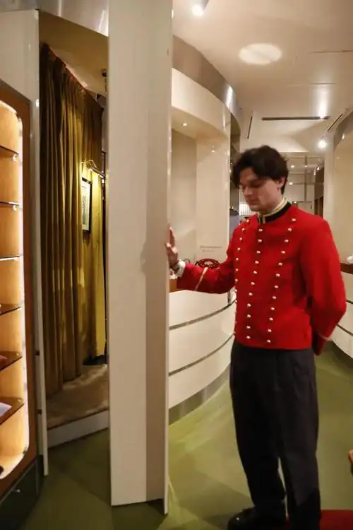 给马克龙做领带的精英男,在巴黎开了品位超绝的民宿…|丝巾|西装|时尚