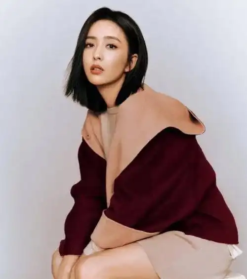 最近,佟丽娅在一次拍摄大片中亮相,令人炫目的穿搭让人眼前一亮.