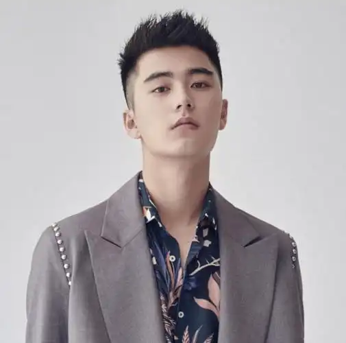 男生夏季发型这三款利落清爽提升颜值