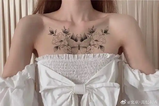 今日纹身图案分享蝴蝶纹身锁骨素花胸花纹身,气质是真的好#素花纹身