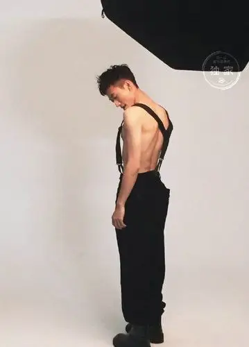 张一山新片大秀胸肌 经鉴定为:"网瘾少年"