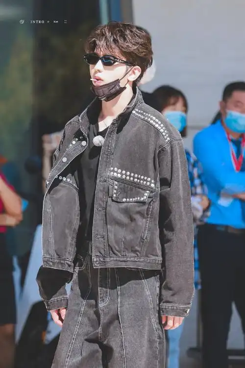 蔡徐坤奔跑吧黑牛仔套装造型