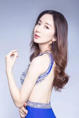 娄艺潇穿抹胸礼裙,气质和芬芳汇成温柔与端庄,她原来这么细腻