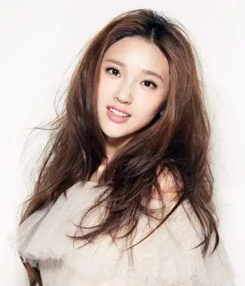 瓜子脸的女孩黑色长头发大波浪卷发 瓜子脸中长卷发发型(3)