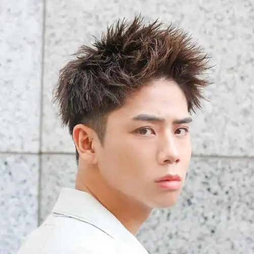 短发,两侧铲短头顶烫卷卷是一种非常流行和时尚的发型组合,可以让男性