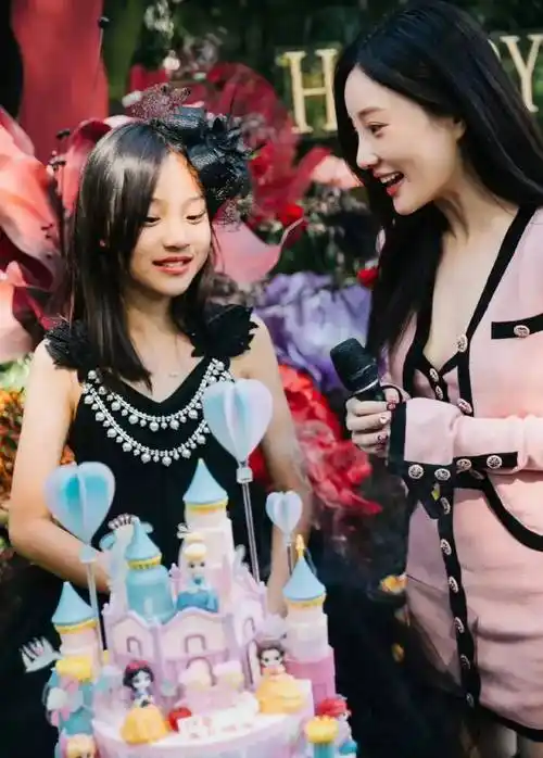 同是明星孩子,把戚薇的女儿和李小璐的女儿放一起,就