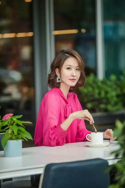 张雯发布随拍 双重look尽显随性优雅