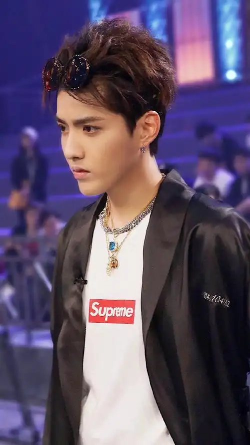 吴亦凡自出道以来一直都是高颜值的代名词,作为被老天爷追着喂饭吃的