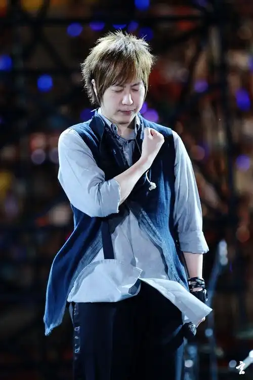 17)的五月天明日重生北京鸟巢的演唱会上谁拍到阿信在唱倔强之前将手