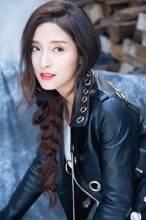 《只会更寂寞》三首单曲的潘辰拥有具有辨识度的女中音和大方靓丽的