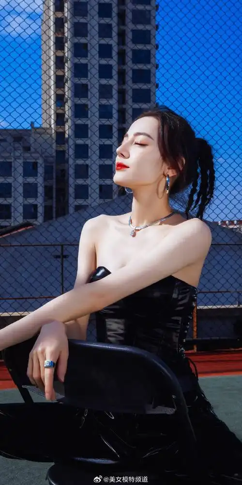 迪丽热巴黑酷抹胸玩味性感