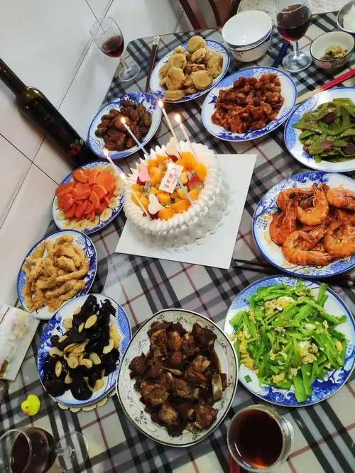 姥姥精心准备的生日大餐,祝福她的小宝贝~姥姥总是如此精心,却又默默
