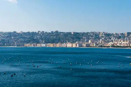 死水海洋港口城市从海岸边的海边房屋俯瞰那不勒斯.