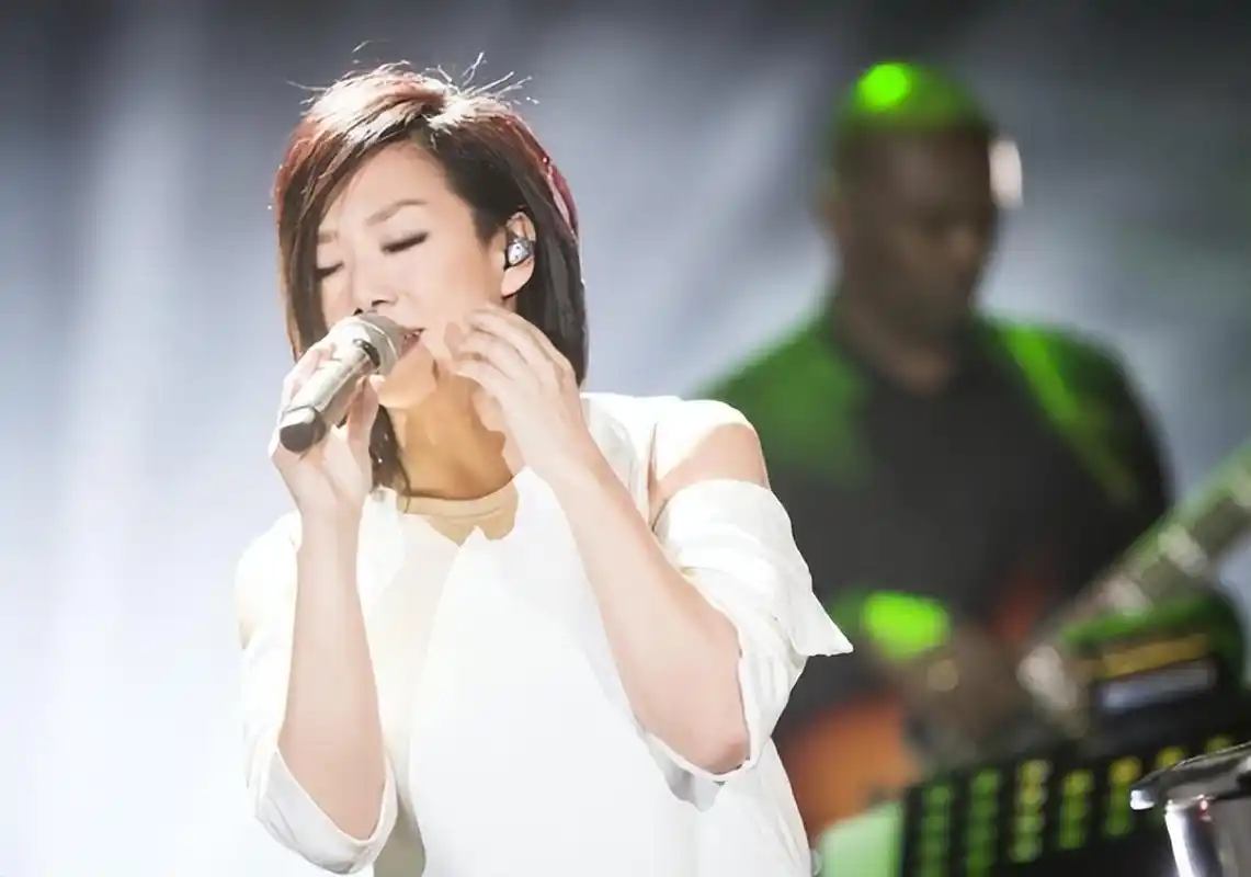 回顾歌手林忆莲:李宗盛为她离婚,陈辉虹等她20年,今却孤单一人