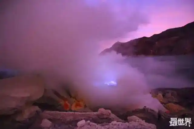 浮现的都是火光翻滚的红色,而在伊真火山,岩浆却呈现发着光的蓝紫色